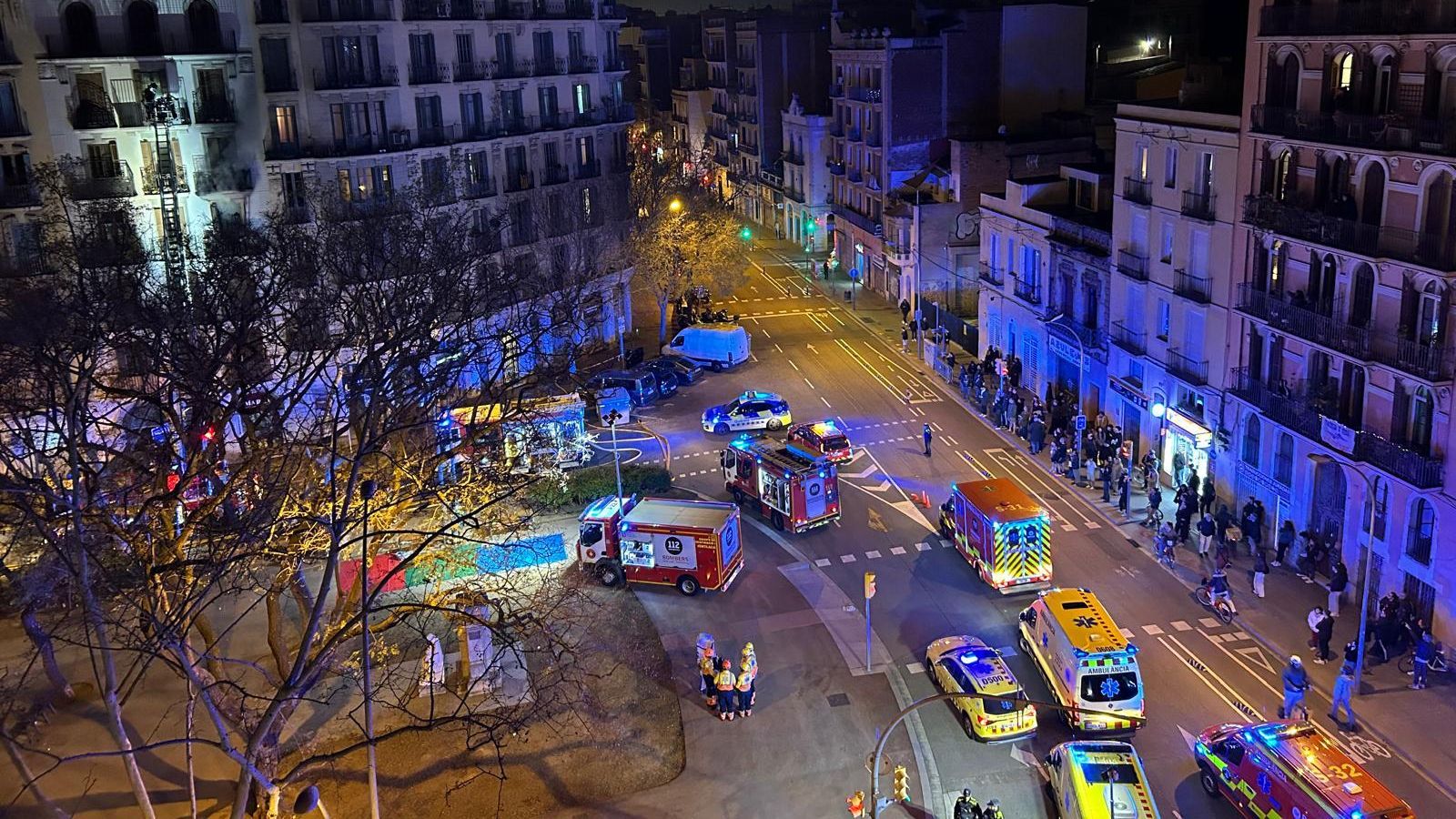 Dispositivo durante el incendio en Barcelona