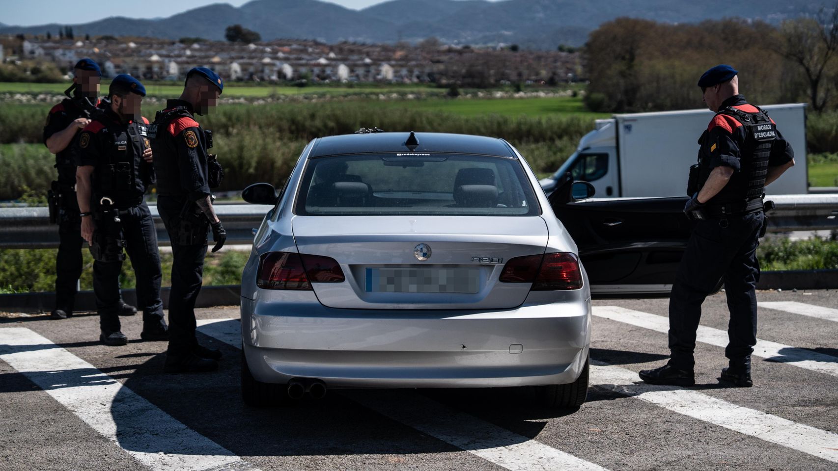 Agentes de la ARRO de mossos durante el despliegue del 'Kanpai Pista'