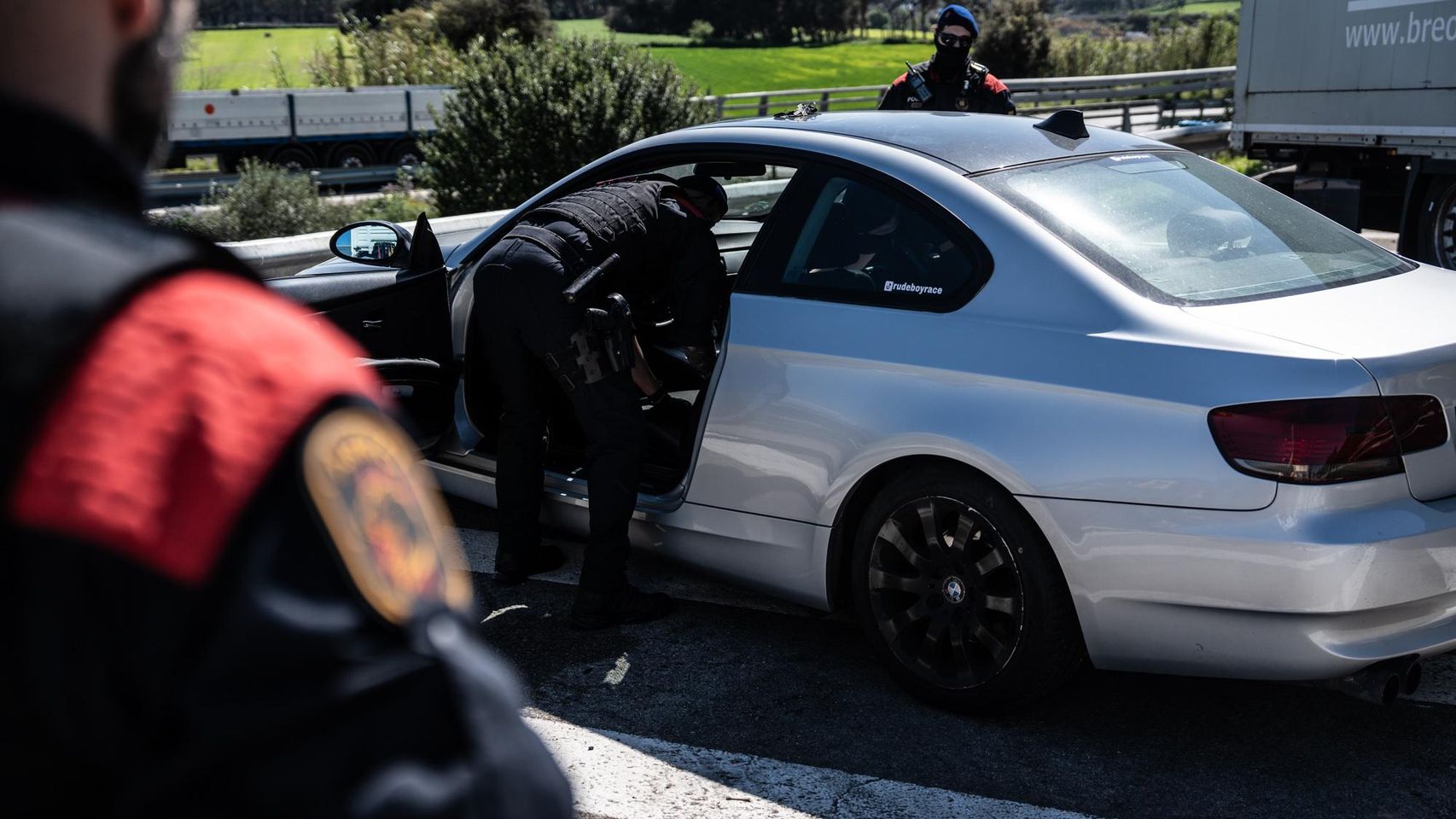 Agentes de la ARRO durante un control en el 'Kanpai Pista'