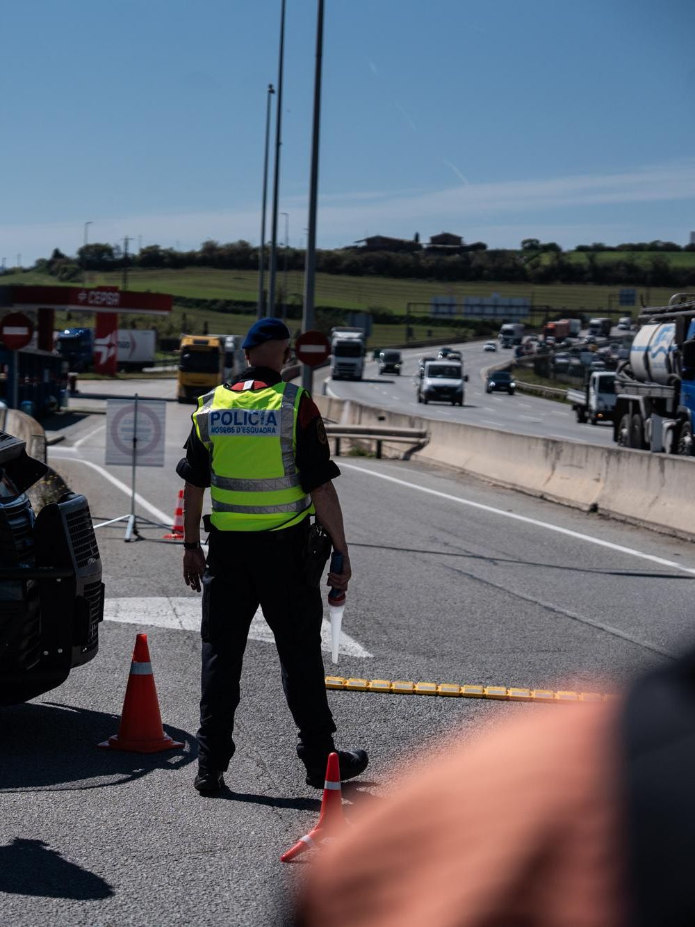 Agents d'ARRO de mossos durant el 'Kanpai Pista' a l'AP-7