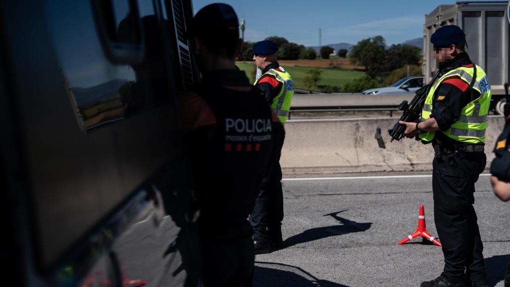 Agentes de ARRO de mossos durante el 'Kanpai Pista' en la AP-7