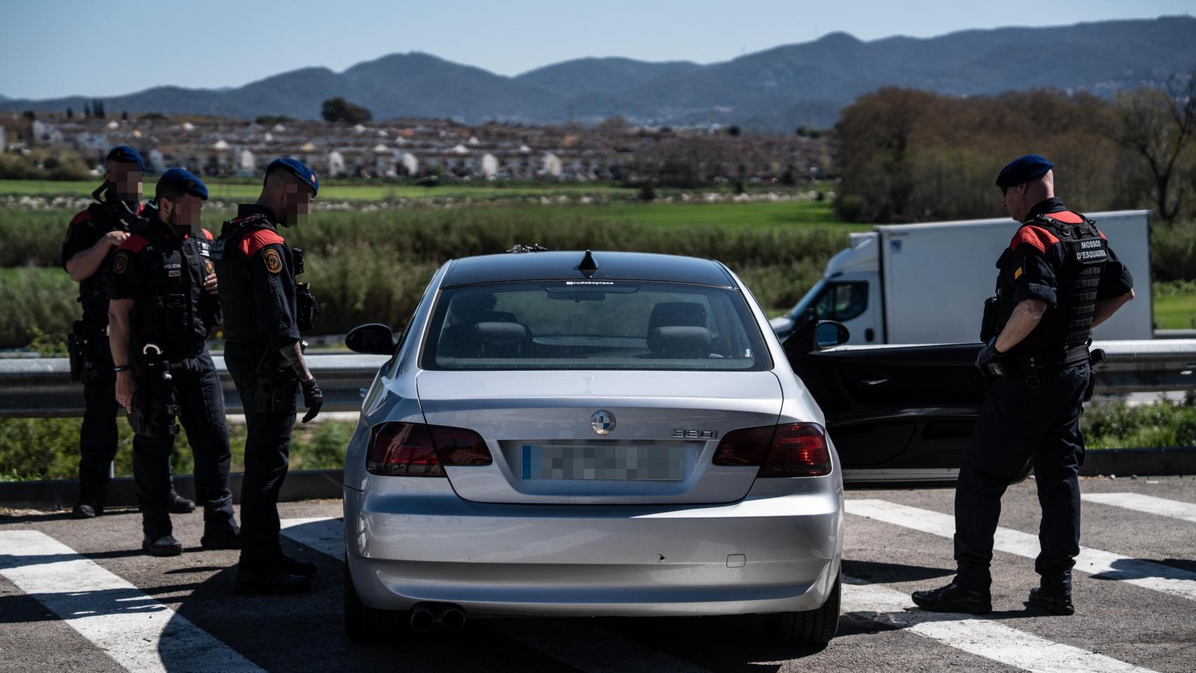 Agentes de la ARRO de mossos durante el despliegue del 'Kanpai Pista'
