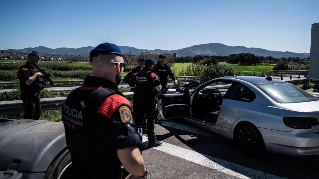 Agentes de ARRO de mossos durante el 'Kanpai Pista' en la AP-7