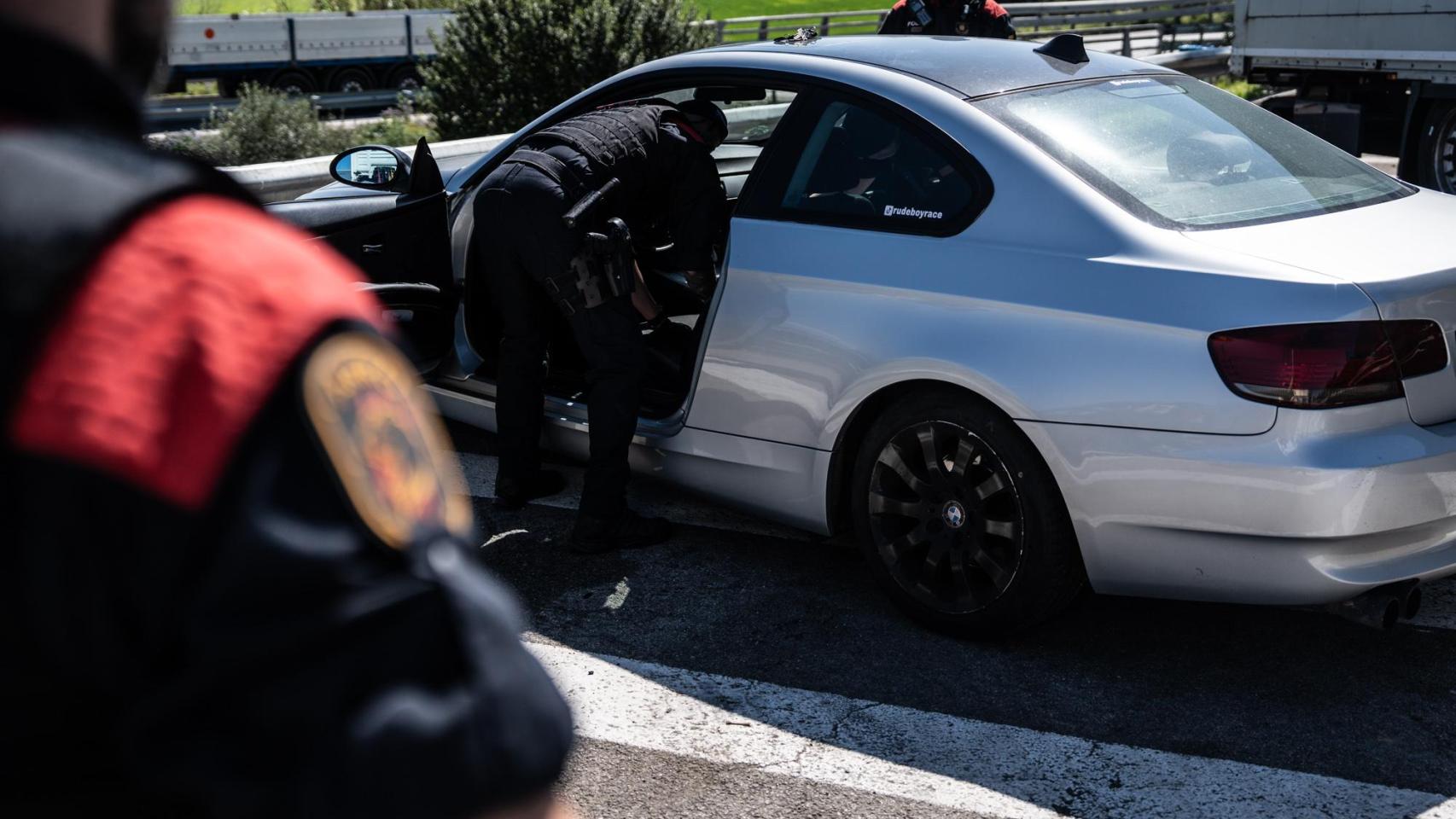 Agentes de la ARRO durante un control en el 'Kanpai Pista'