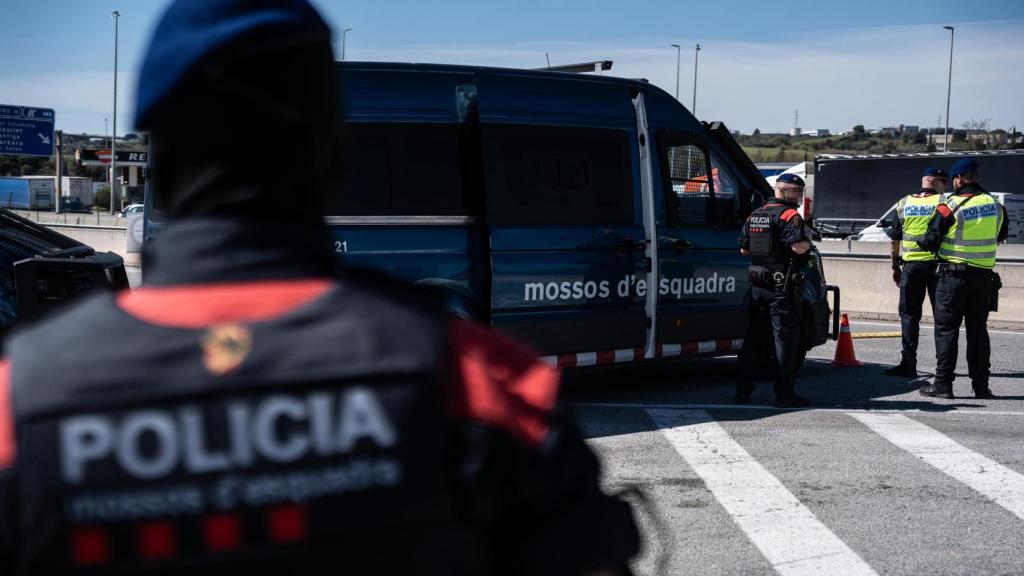Agentes de ARRO de mossos durante el 'Kanpai Pista' en la AP-7