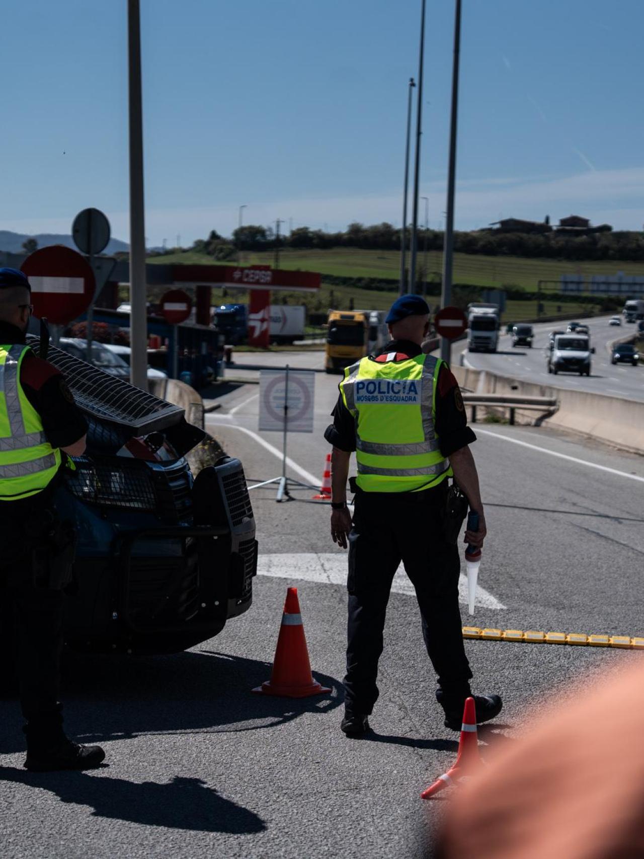 Agentes de ARRO de mossos durante el 'Kanpai Pista' en la AP-7
