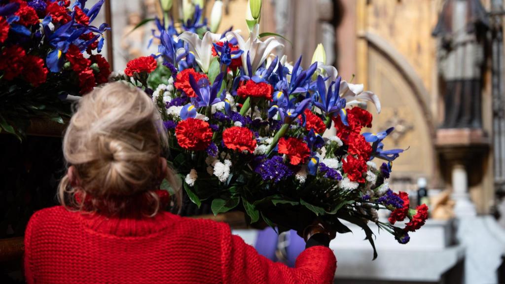Carolina la florista colocando las flores durante el montaje de la procesión en la Iglesia Santa Ana