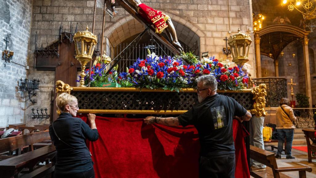 Voluntarios durante el montaje de la procesion en la Iglesia Santa Ana