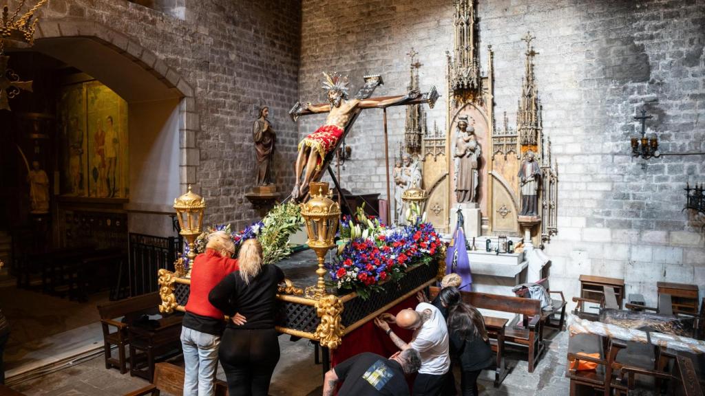Voluntarios durante el montaje de la procesion del Cristo de la Buena Muerte