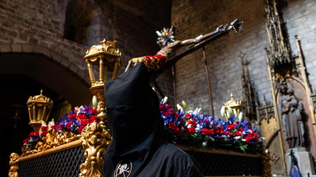 Una persona sin techo durante la prueba de túnicas en la Iglesia de Santa Ana en Barcelona