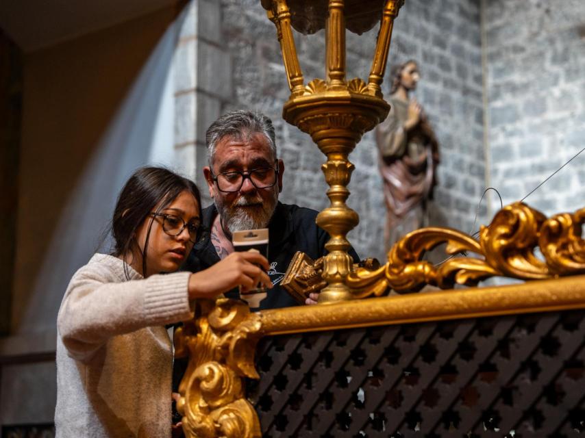 Ainara junto con un con un voluntario preparando la procesión del domingo