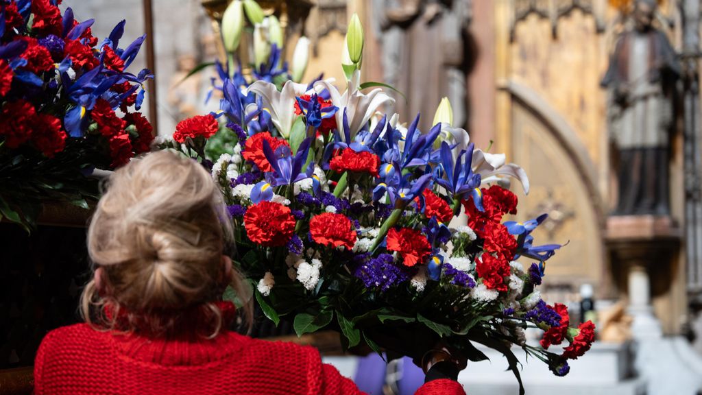 Carolina la florista col·locant les flors durant el muntatge de la processó a l'Església Santa Anna