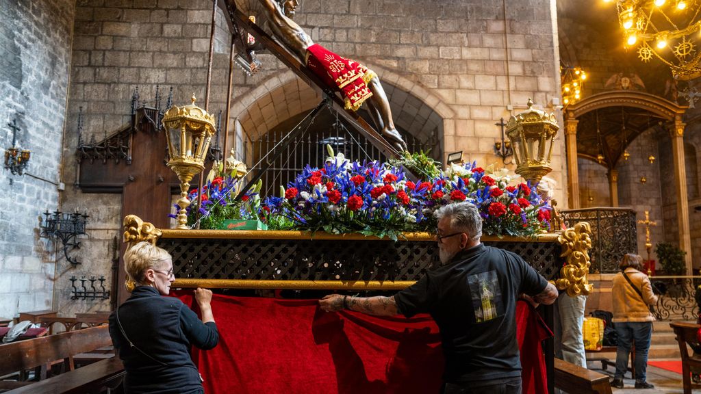 Voluntaris durant el muntatge de la processó a l'Església Santa Anna