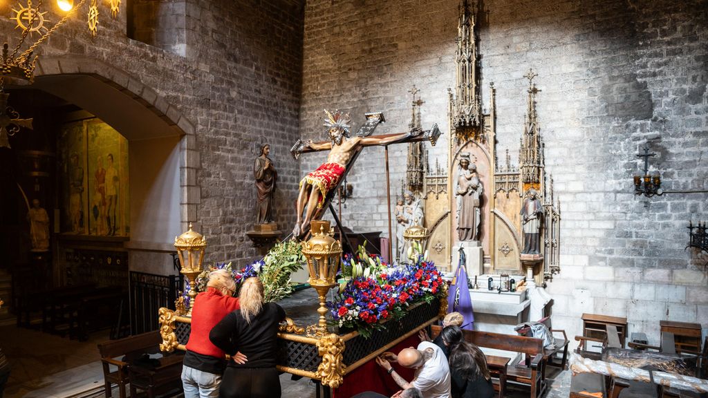 Voluntaris durant el muntatge de la processó del Crist de la Bona Mort