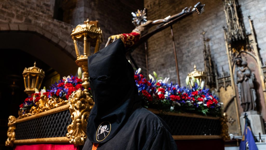 Una persona sense sostre durant la prova de túniques a l'Església de Santa Anna a Barcelona
