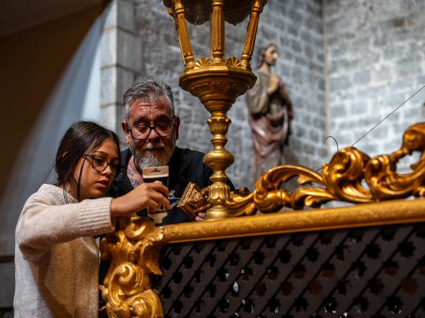 Ainara juntament amb un voluntari preparant la processó de diumenge