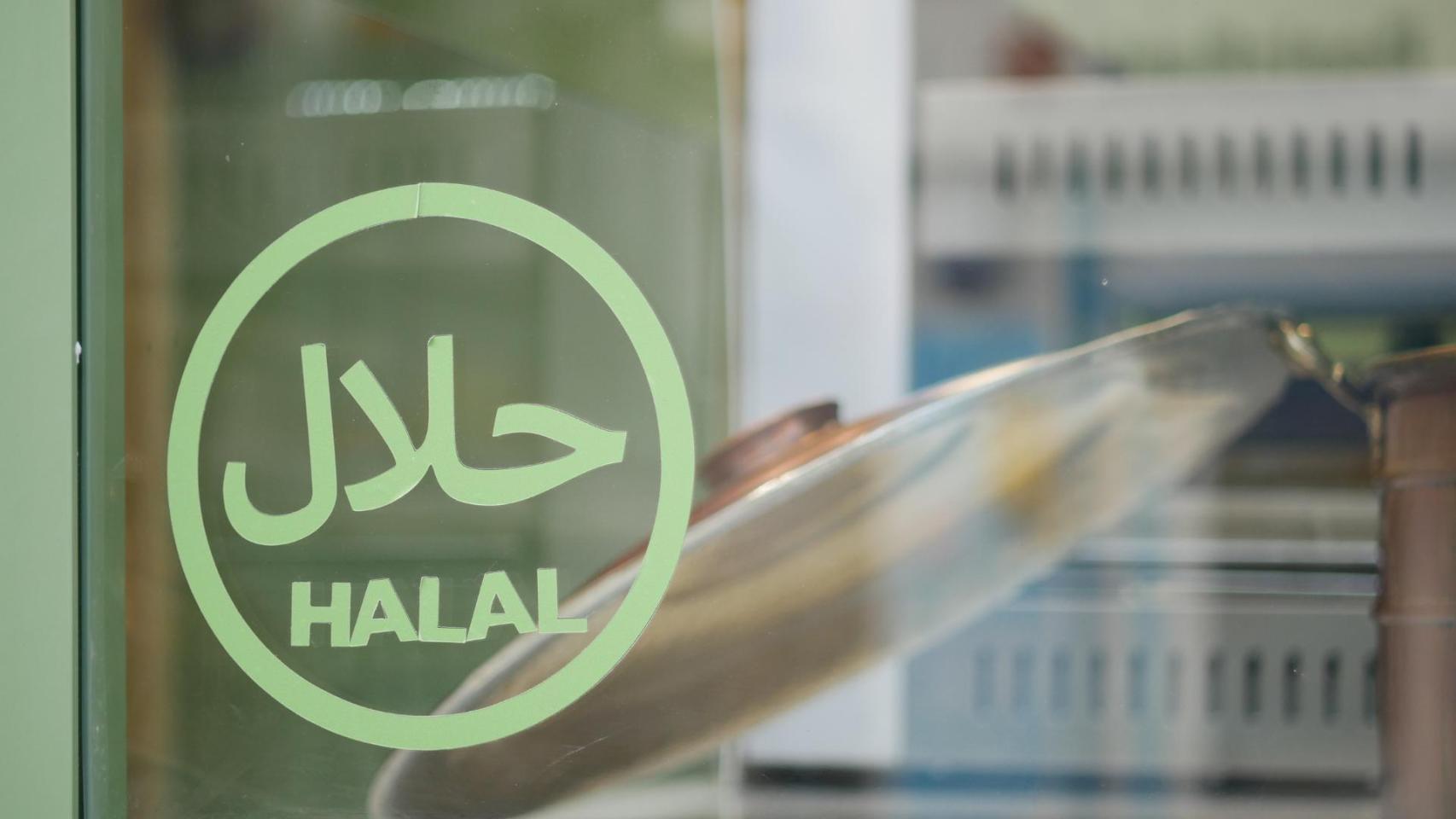 Certificado 'halal' en un negocio en una imagen de archivo
