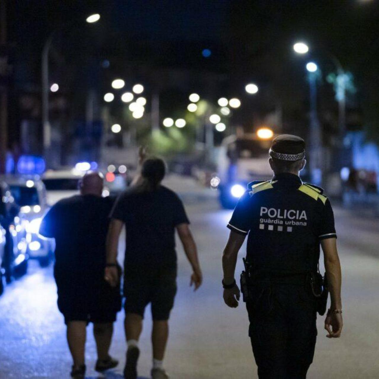 La Guàrdia Urbana de Barcelona durant un operatiu en el marc del 'Pla Endreça'