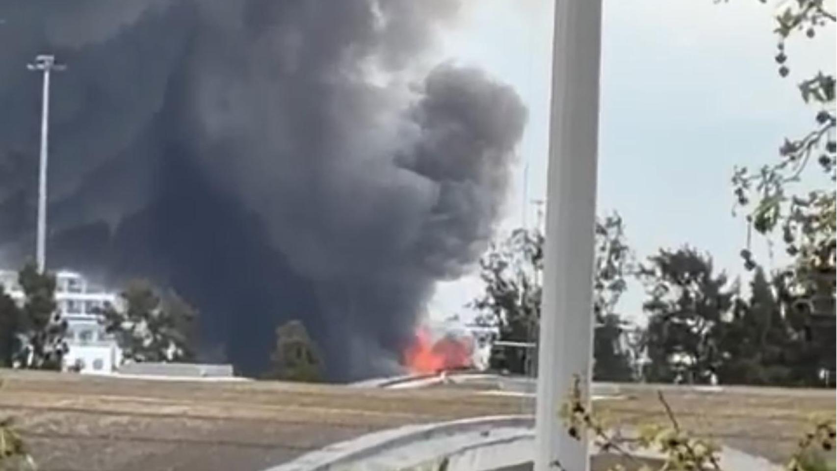 La gran columna de humo provocada por el incendio en el puerto