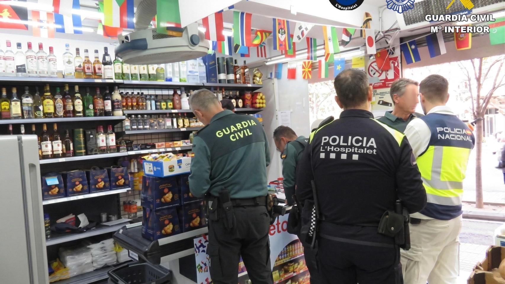 Operativo de la Guardia Civil en supermercados de L'Hospitalet
