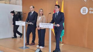 El alcalde de Badia, Josep Martínez, interviene junto al consejero de la Presidencia, Albert Dalmau, y la consejera de Igualdad y Feminismo, Eva Menor