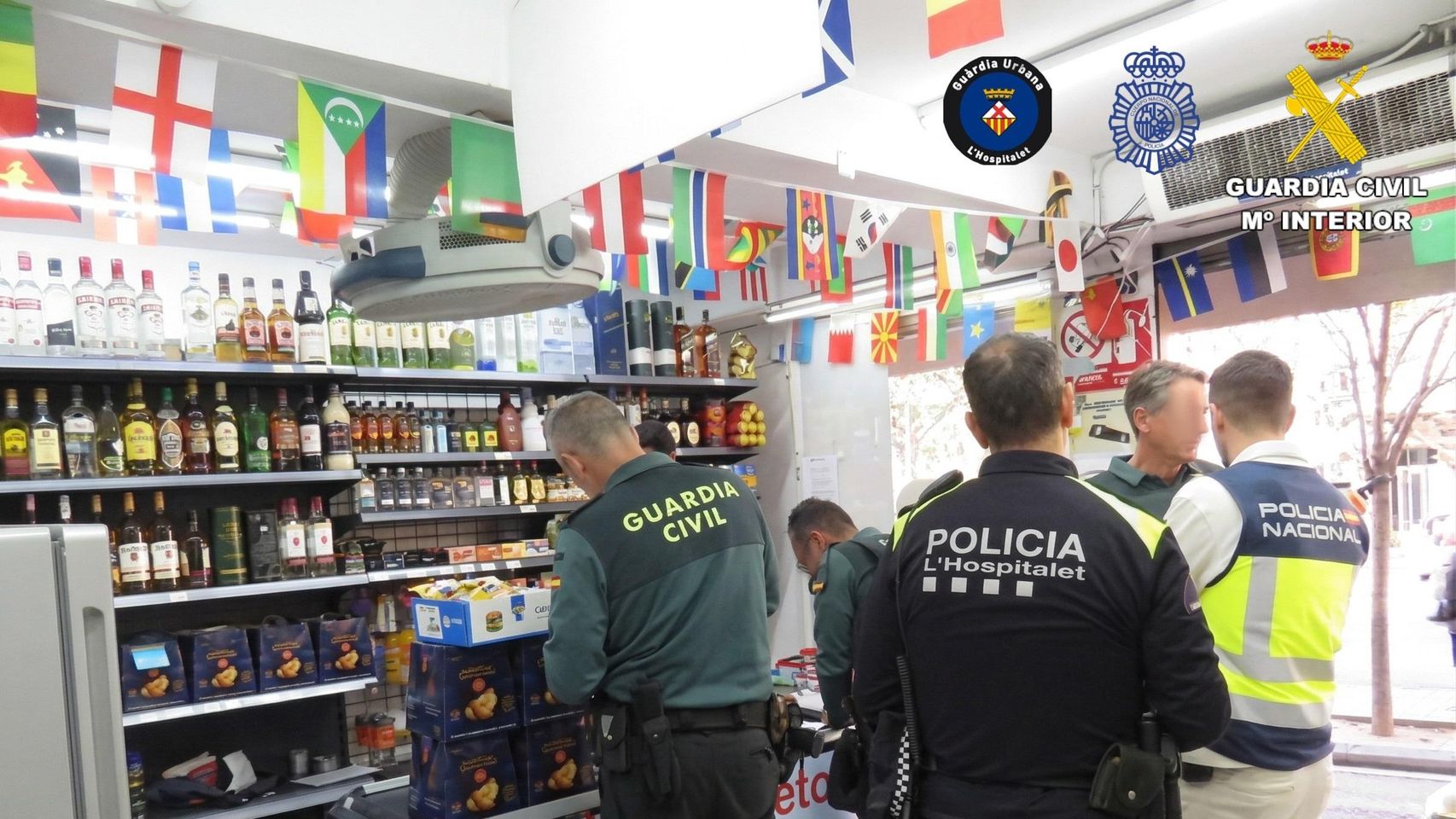 Operativo de la Guardia Civil en supermercados de L'Hospitalet