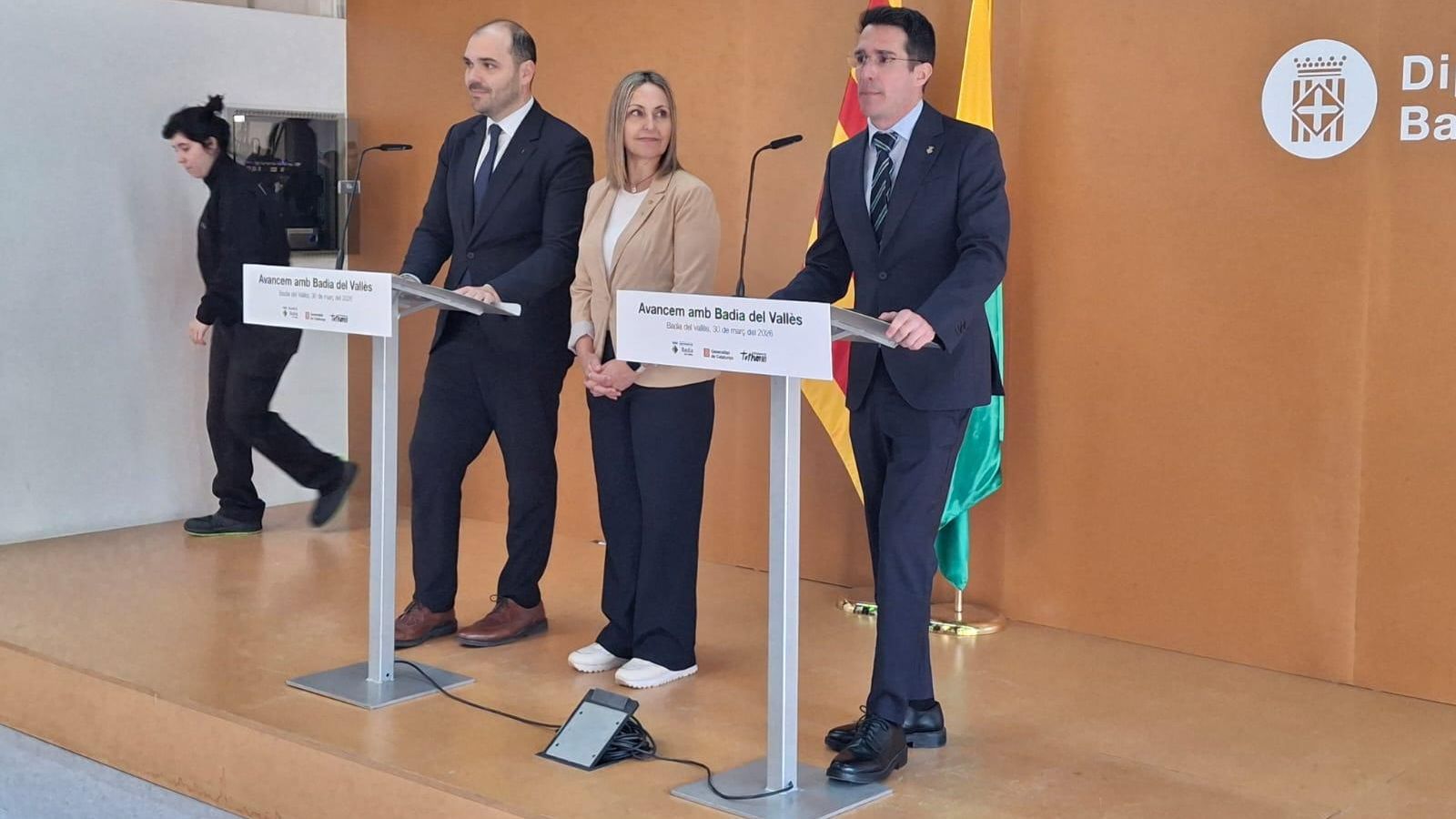 El alcalde de Badia, Josep Martínez, interviene junto al consejero de la Presidencia, Albert Dalmau, y la consejera de Igualdad y Feminismo, Eva Menor