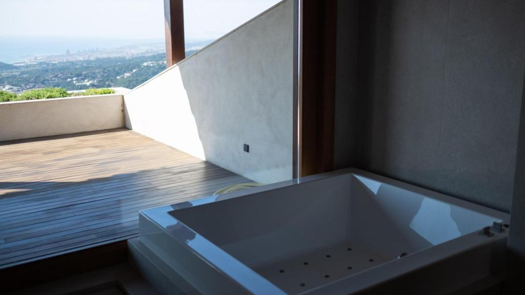Un jacuzzi en la vivienda de 17 millones en la urbanización Supermaresme de Sant Andreu de Llavaneres