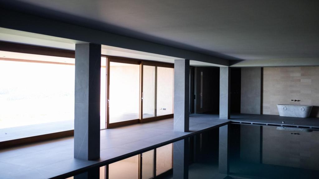 Piscina interior en la vivienda de 17 millones en la urbanización Supermaresme de Sant Andreu de Llavaneres