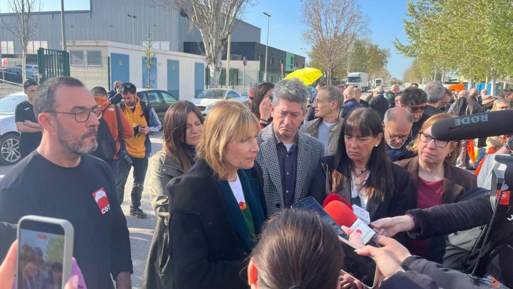La alcaldesa de Sant Boi, Lluïsa Moret, durante su asistencia a la concentración