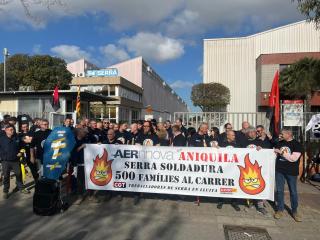 Los trabajadores de Serra Soldadura, concentrados este martes frente a la planta en la Zona Franca de Barcelona