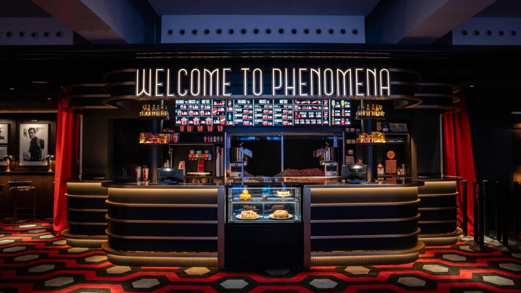 Barra de venta en el interior del nuevo cine Phenomena en Barcelona
