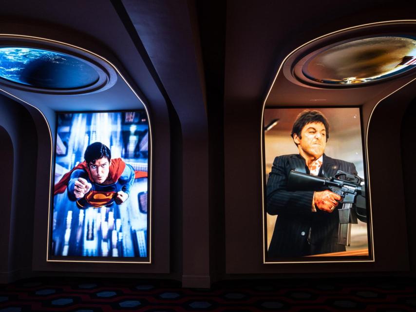 Carteles de películas en el nuevo cine Phenomena en Barcelona