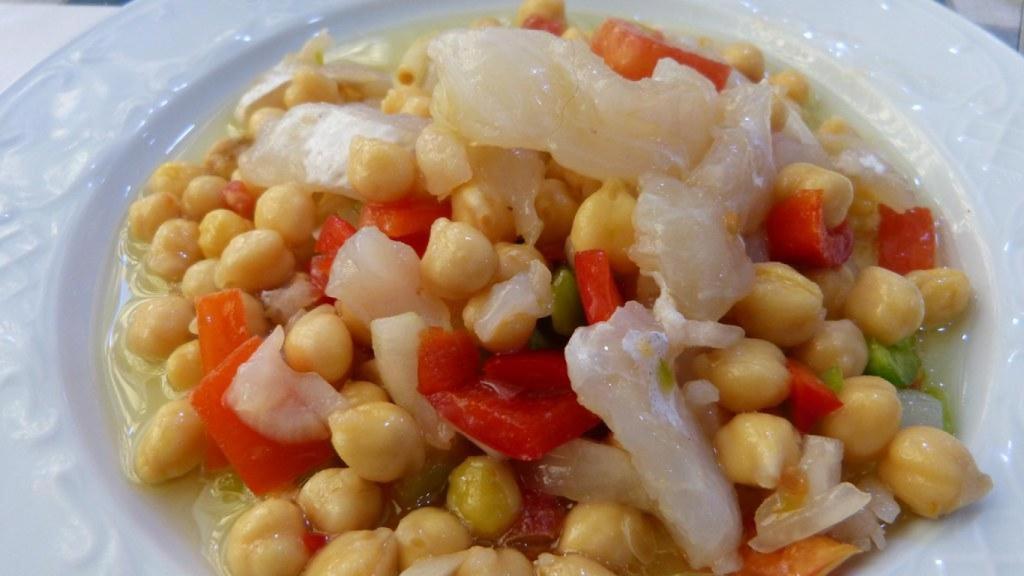 Imagen de archivo de un bacalao con garbanzos