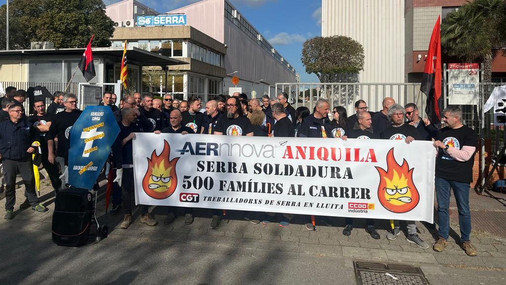 Los trabajadores de Serra Soldadura, concentrados este martes frente a la planta en la Zona Franca de Barcelona