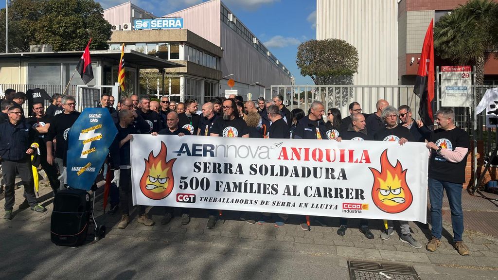 Els treballadors de Serra Soldadura, concentrats davant la planta a la Zona Franca de Barcelona