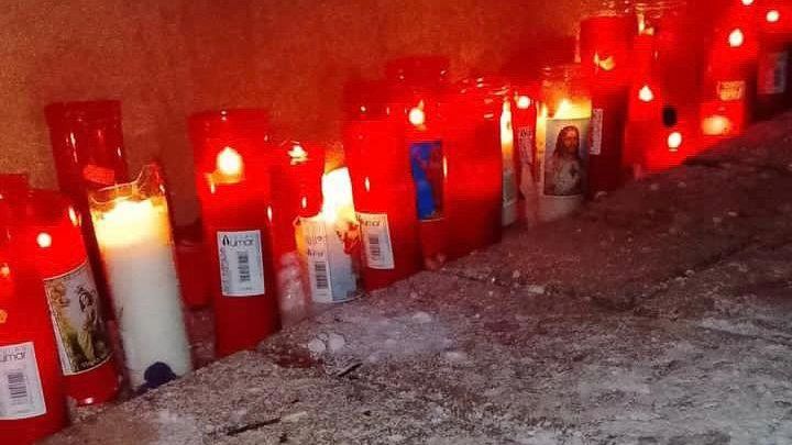 Espelmes en honor a l'Eduardo, el jove dominicà mort en un tiroteig a L'Hospitalet