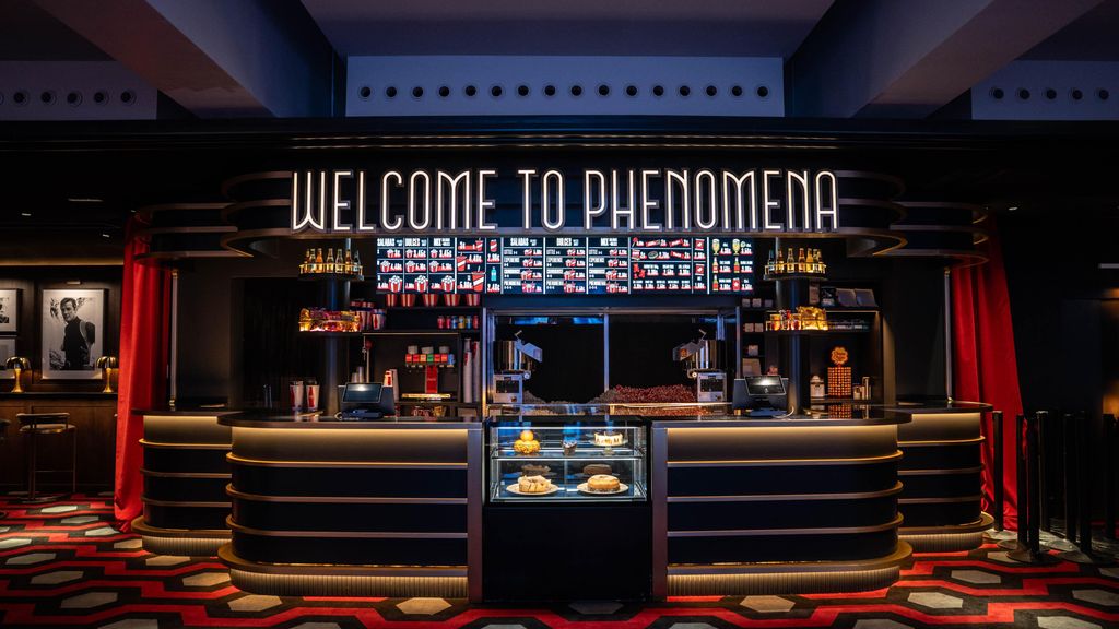 Barra de venda a l'interior del nou cinema Phenomena a Barcelona