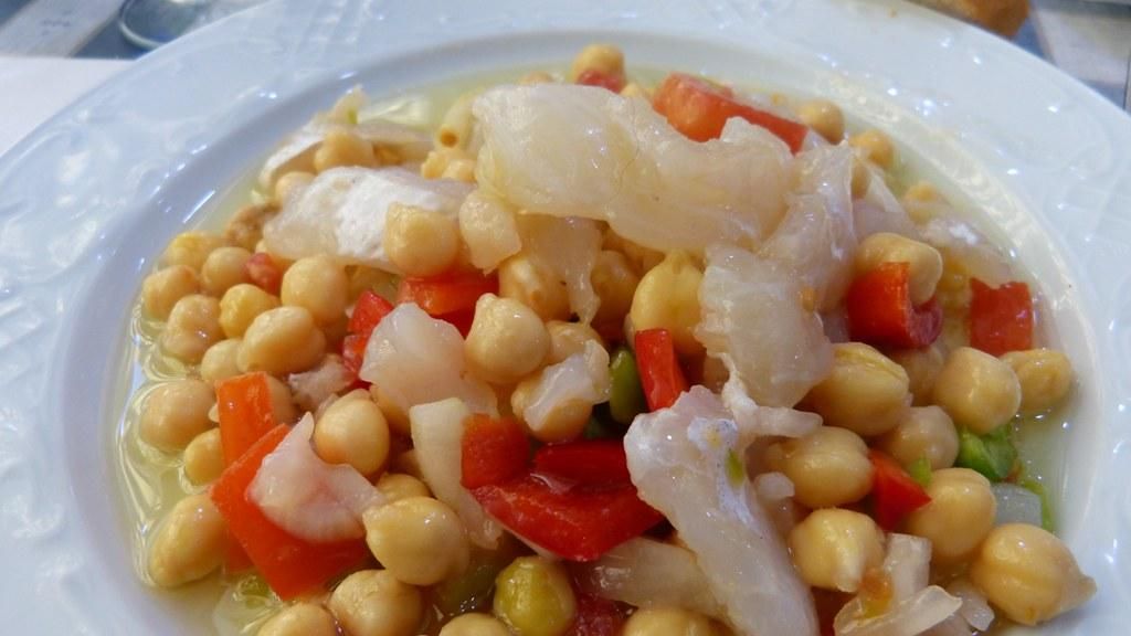 Imagen de archivo de un bacalao con garbanzos