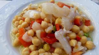 Imagen de archivo de un bacalao con garbanzos