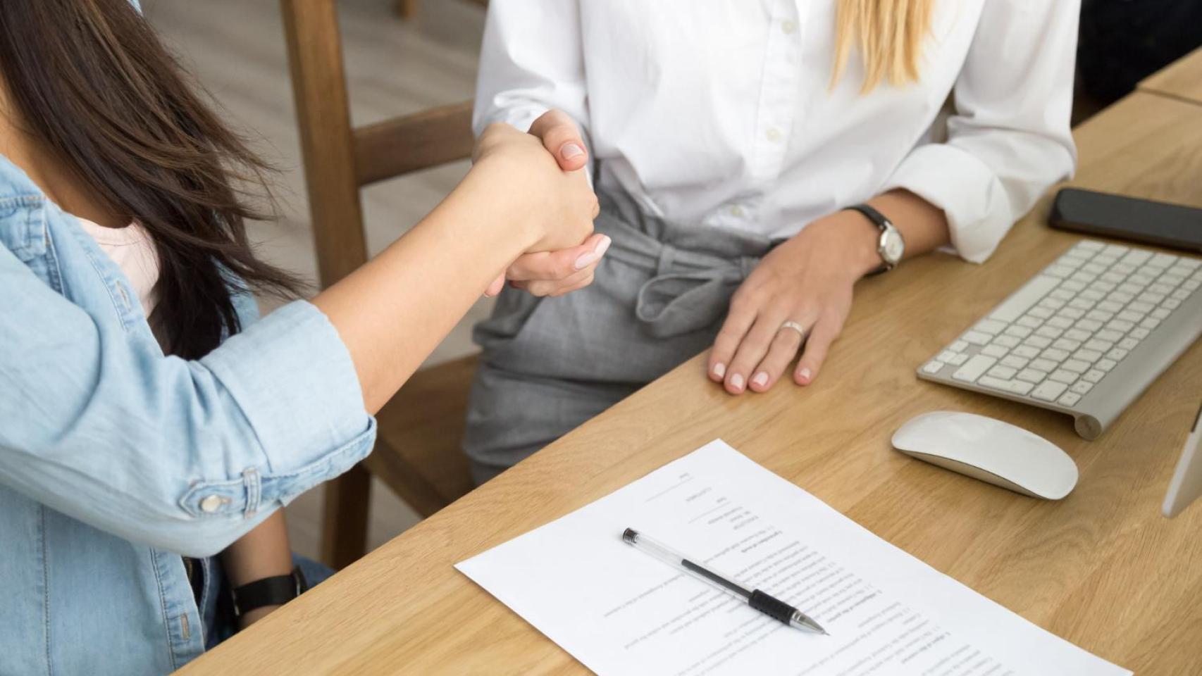 Apretón de manos tras firmar un contrato laboral