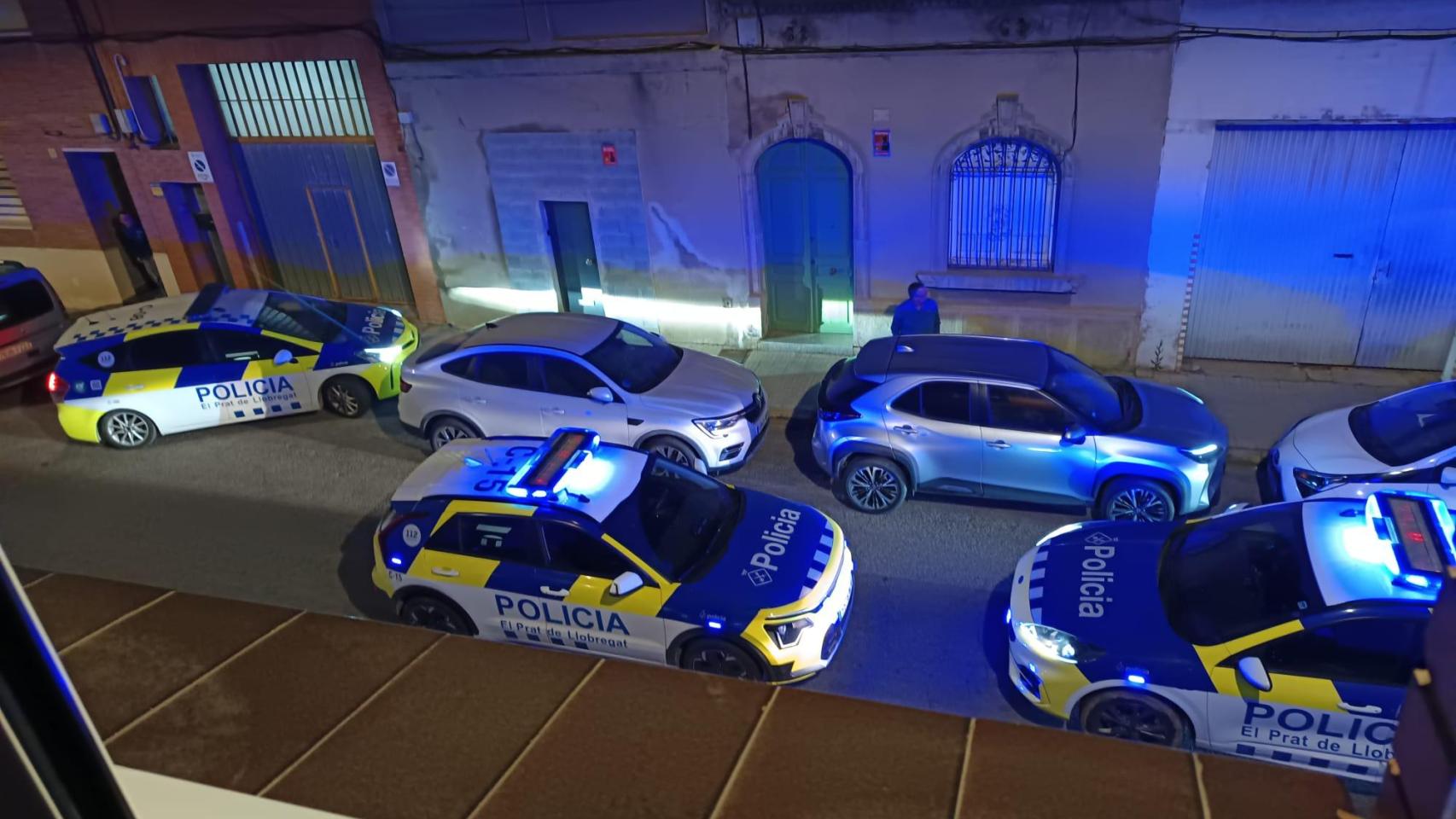 La Policía Local de El Prat durante una actuación en el barrio de El Prat