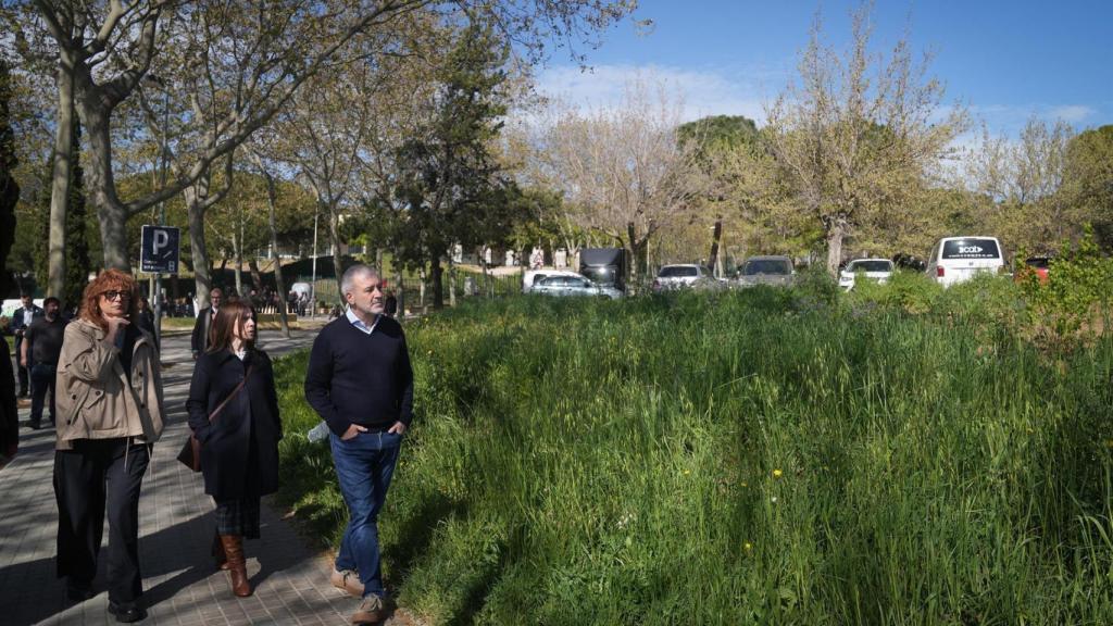 Collboni al costat de Bonet al solar on s'ubicarà el primer hub de recàrrega ultraràpida de Barcelona i Espanya