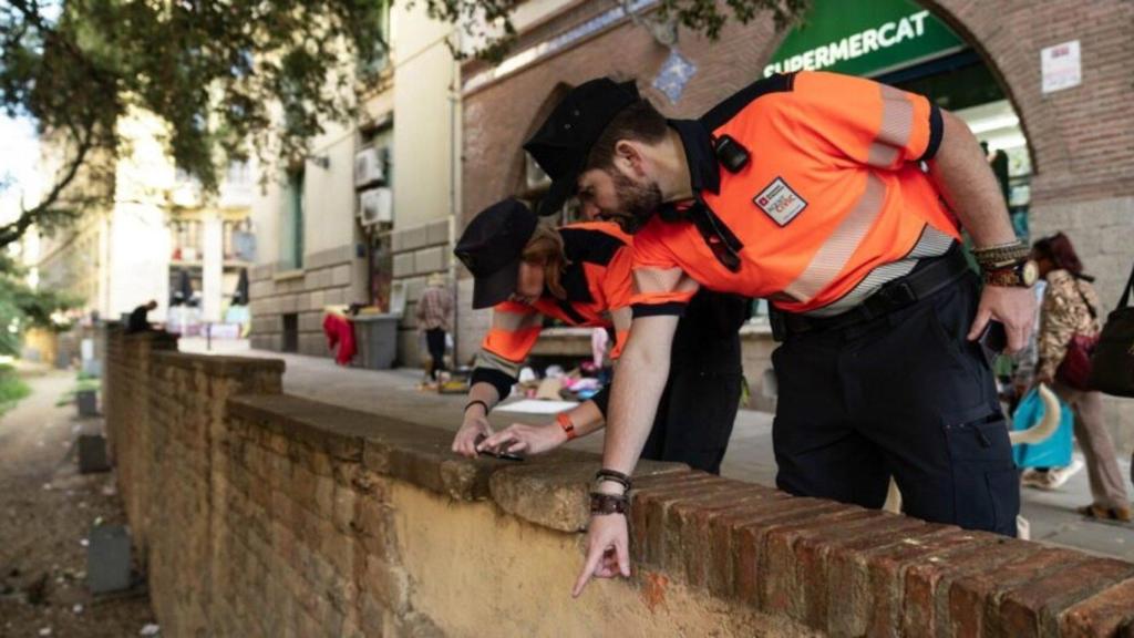 Agentes cívicos patrullan por la ciudad de Barcelona