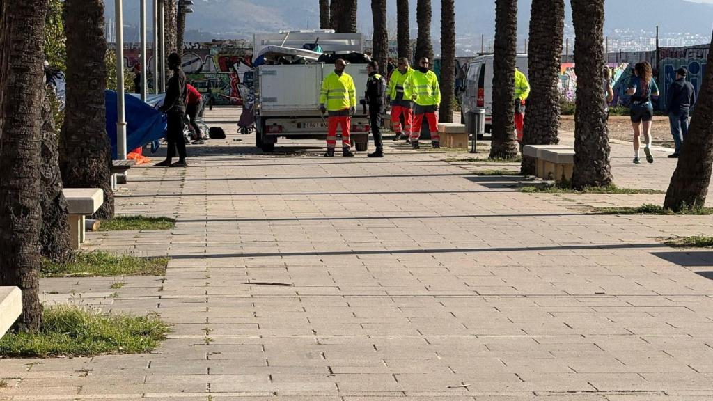 Brigadas de limpieza en la playa del Litoral de Sant Adrià este jueves