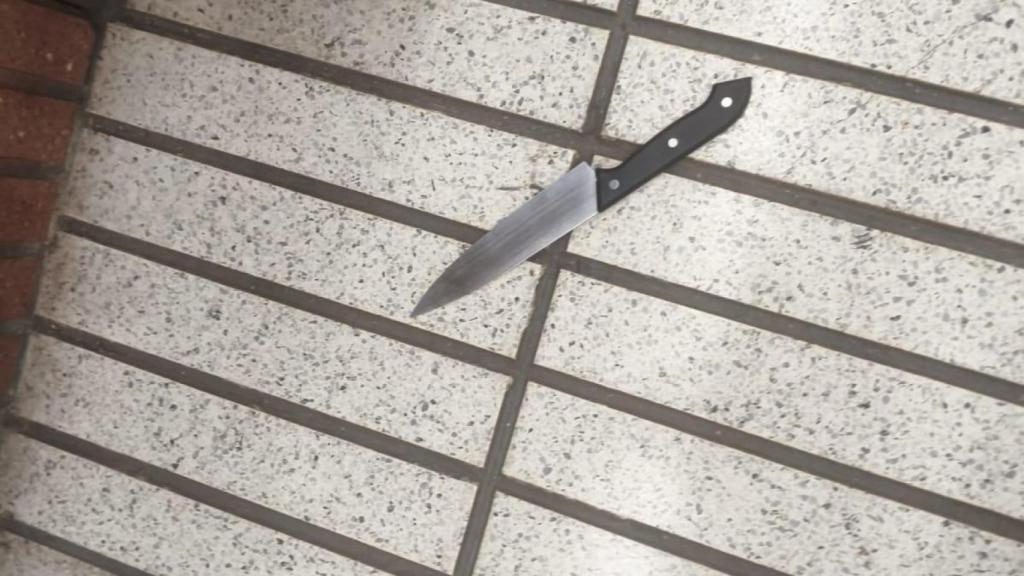 El cuchillo que utilizó el hombre para amenazar a pasajeros en el metro de Barcelona