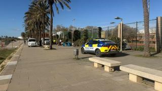 Sant Adrià de Besòs intervé a la platja del Litoral: neteja de residus i retirada de les primeres tendes de campanya