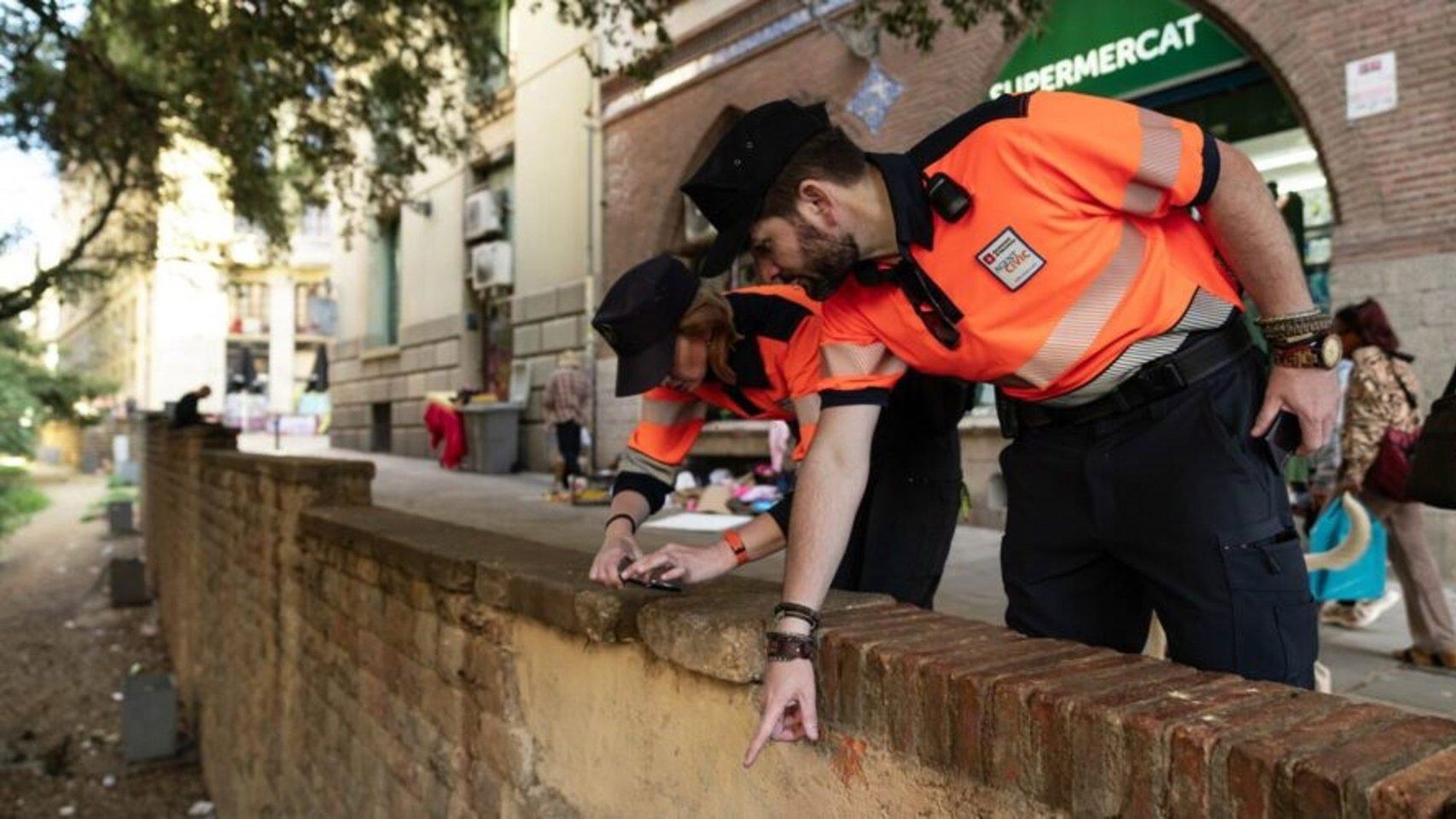Agentes cívicos patrullan por la ciudad de Barcelona