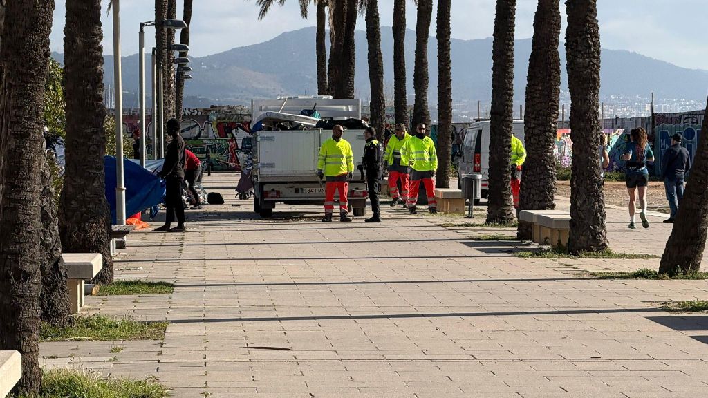 Brigades de neteja a la platja del Litoral de Sant Adrià aquest dijous