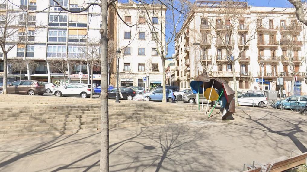 La plaça dedicada a Sant Josep de Calassanç, fundador de l'Escola Pia